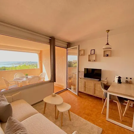 Lovely With Sea View Apartmán